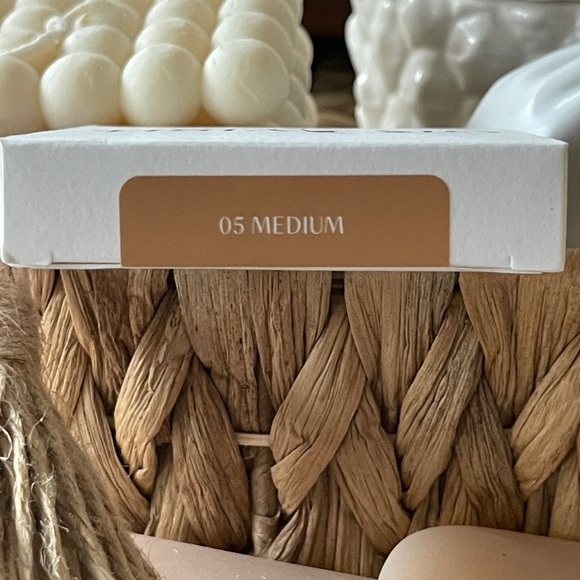 HUDA BEAUTY GloWish Luminous Pressed Powder In 05 Medium - Picture 11 of 12